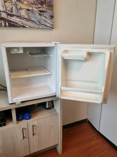Refrigerador pequeño DCG blanco en buen estado - miniatura 6