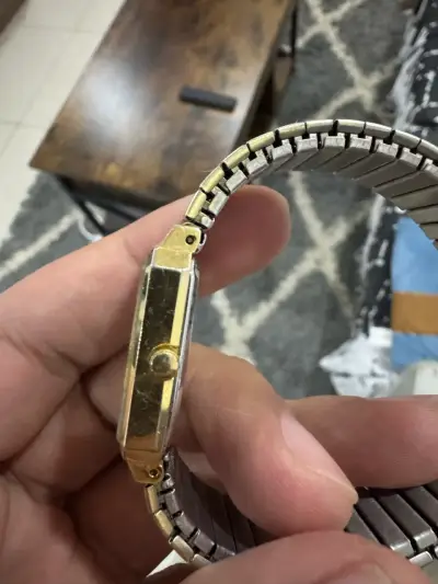Reloj Citizen Quartz dorado - miniatura 3