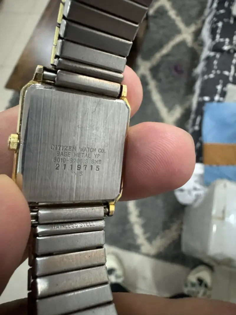 Reloj Citizen Quartz dorado - 4