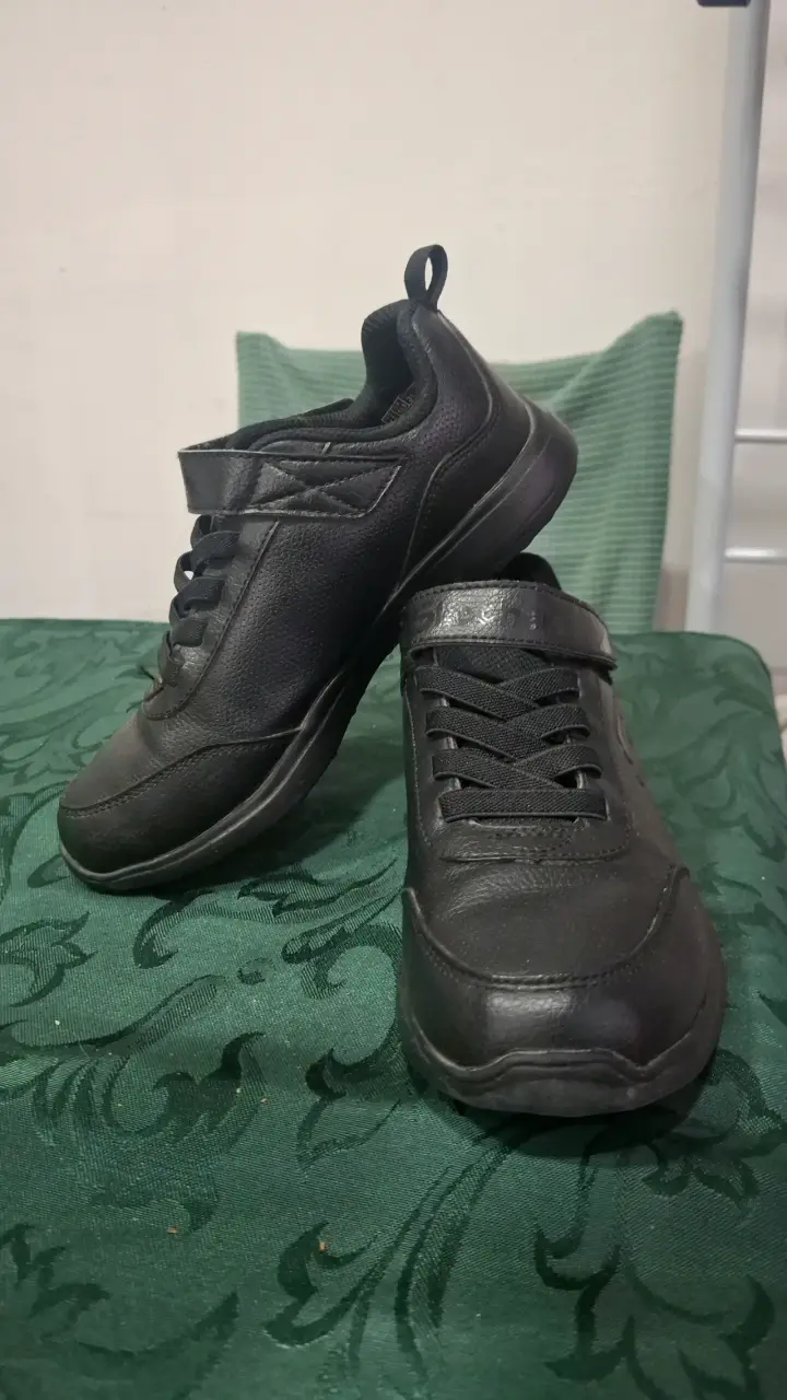 Zapatillas skechers negras de colegio - 1