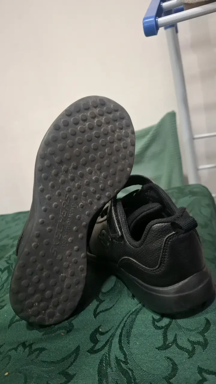 Zapatillas skechers negras de colegio - 2