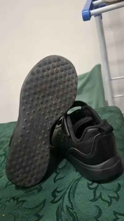 Zapatillas skechers negras de colegio - miniatura 2