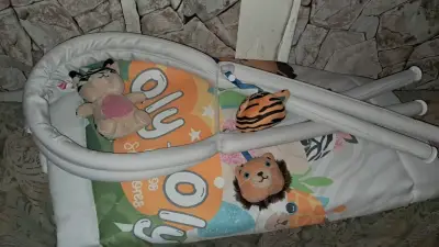 Gimnasio para bebés Oly Oly con juguetes colgantes - miniatura 2