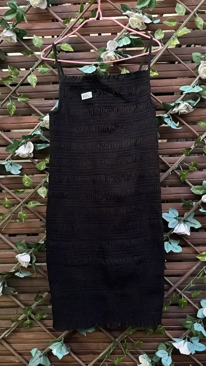 Vestido negro ajustado elegante