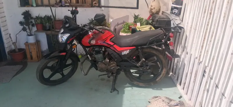 Moto roja deportiva HUM en buen estado - 1