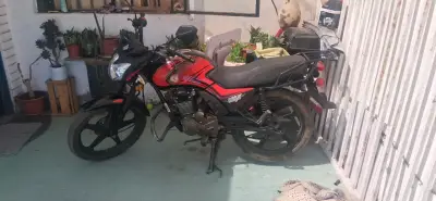 Moto roja deportiva HUM en buen estado - miniatura 1