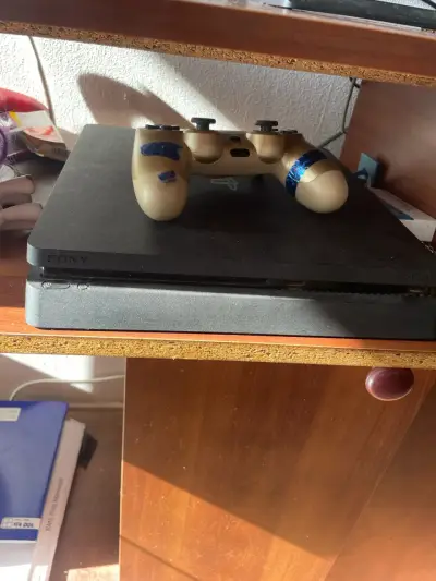 Consola PlayStation 4 con Control Dorado - miniatura 1