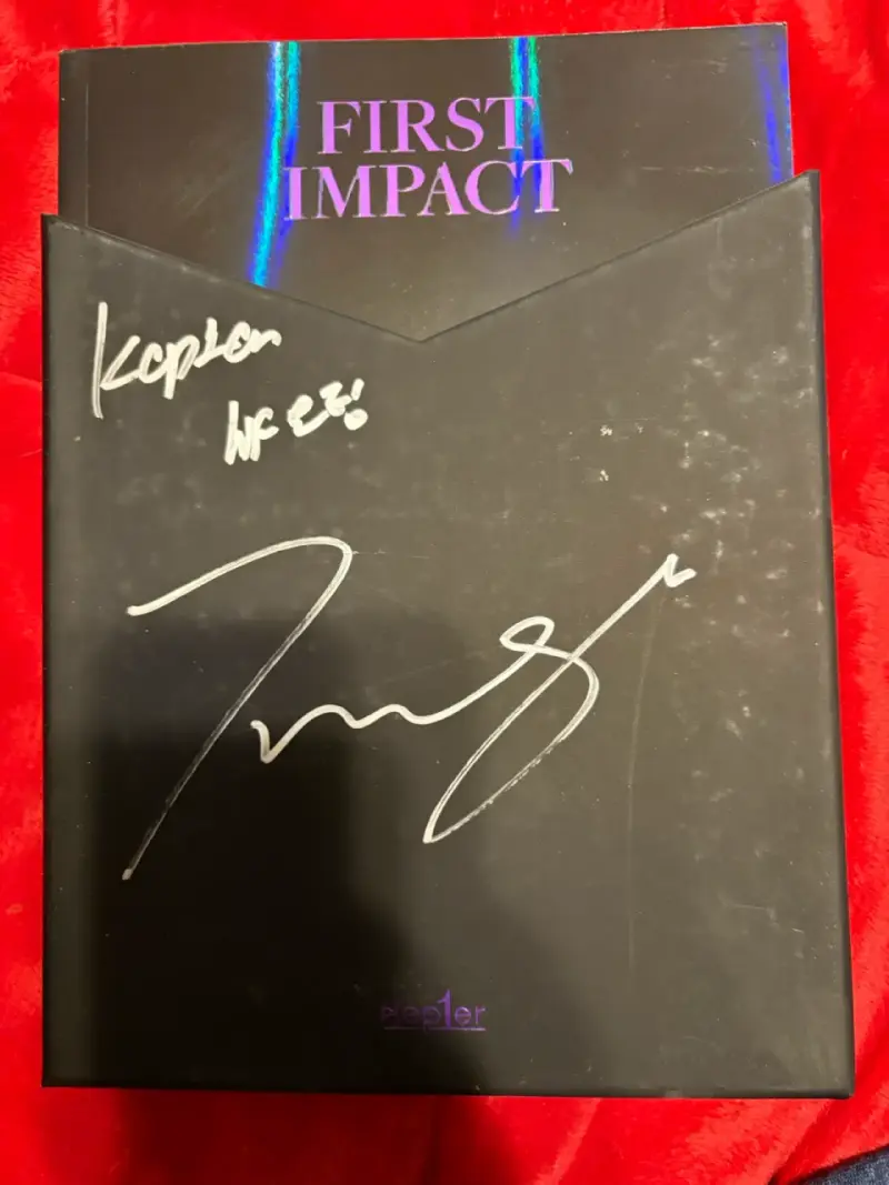 Álbum First Impact de Kep1er con autógrafo - 1
