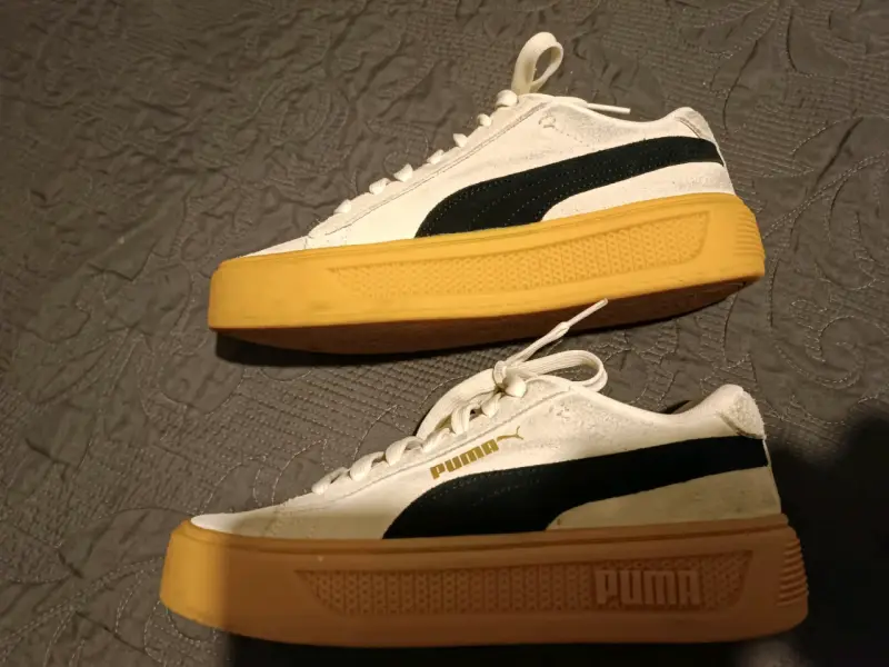 Zapatillas Puma blancas con suela amarilla - 1