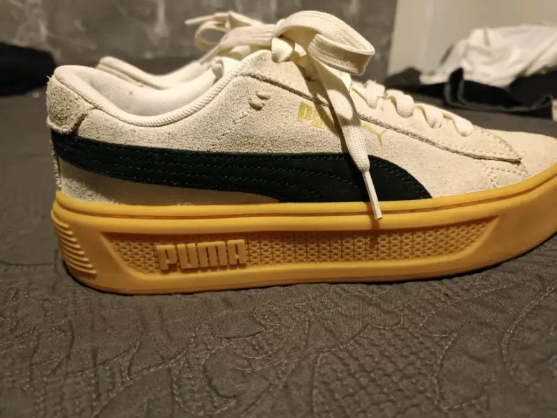 Zapatillas Puma blancas con suela amarilla - 2