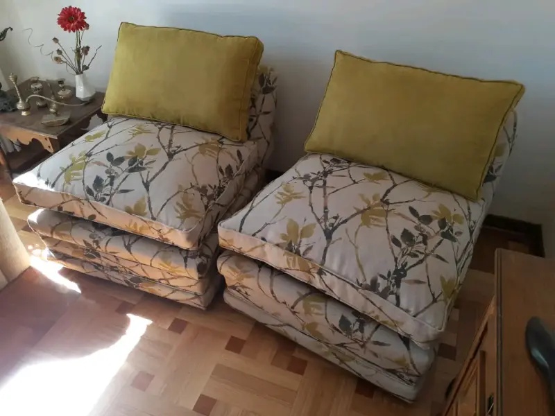 Sillones individuales con cojines florales - 1