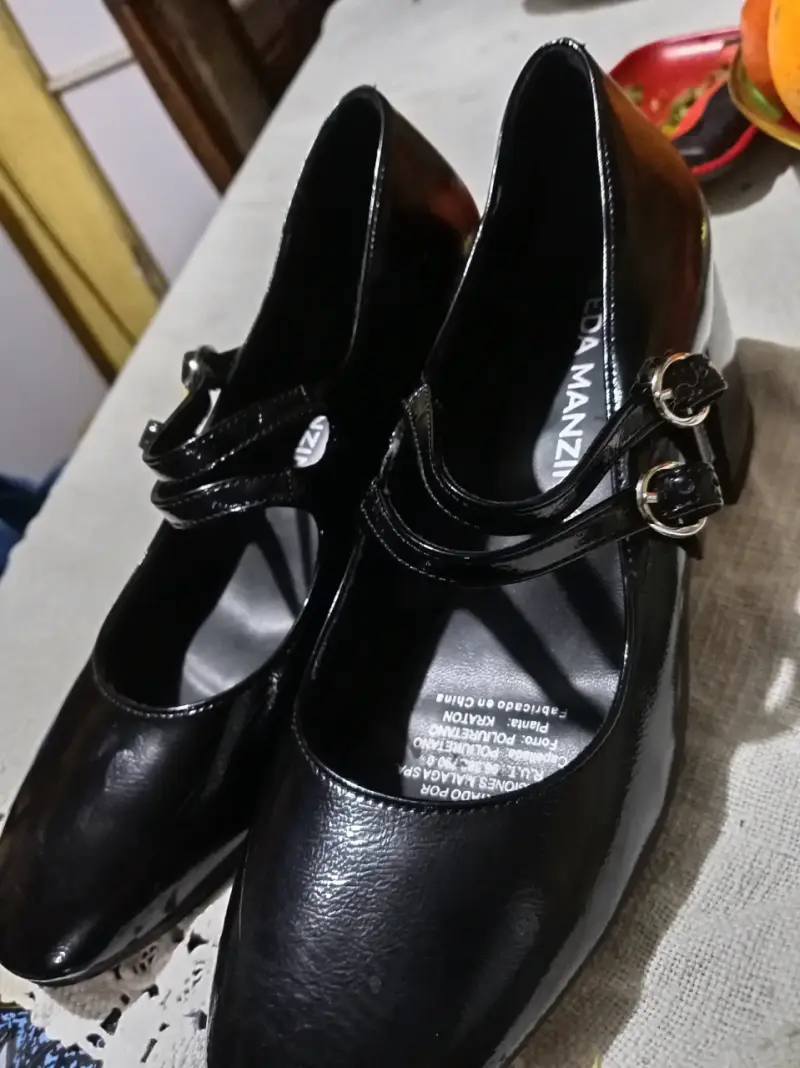 Zapatos de charol negros con hebillas - 1