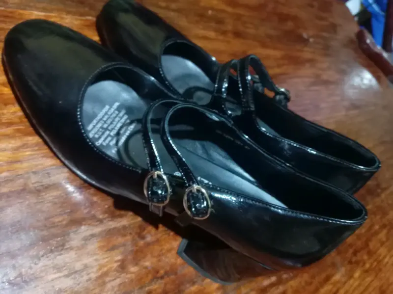 Zapatos de charol negros con hebillas - 8