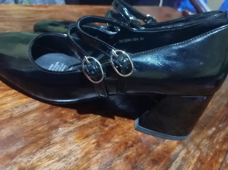 Zapatos de charol negros con hebillas - 10