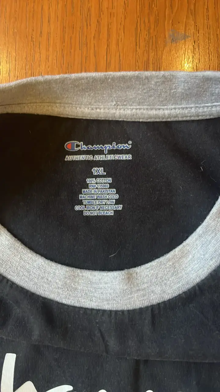 Polera Champion negra y gris de manga corta - 2