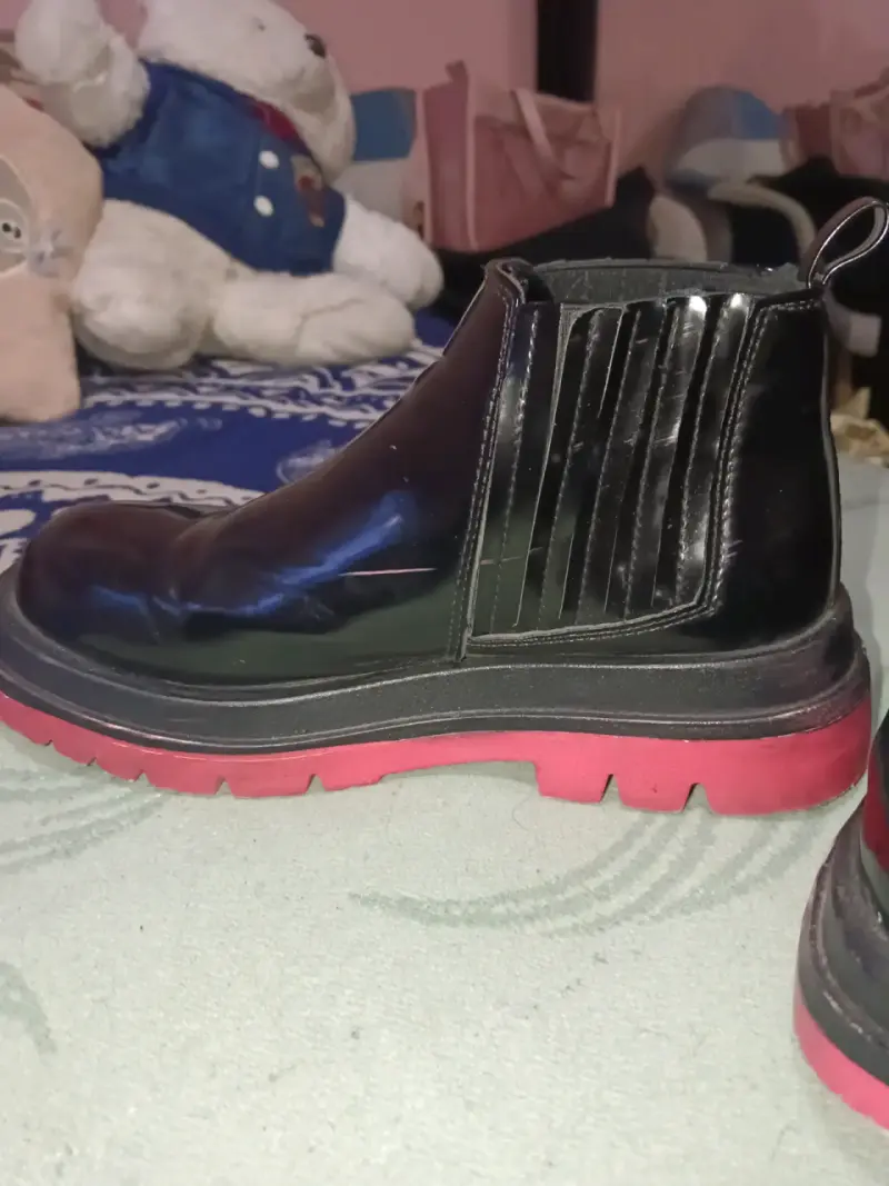 Botines de cuero negro con suela roja - 1