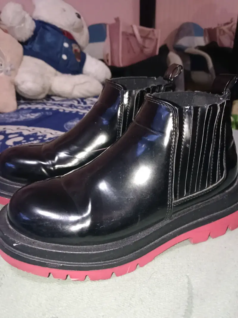 Botines de cuero negro con suela roja - 2