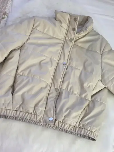 Chaqueta acolchada beige para mujer - miniatura 1