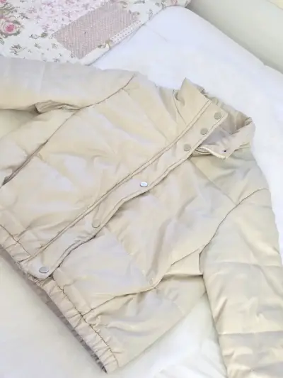 Chaqueta acolchada beige para mujer - miniatura 4