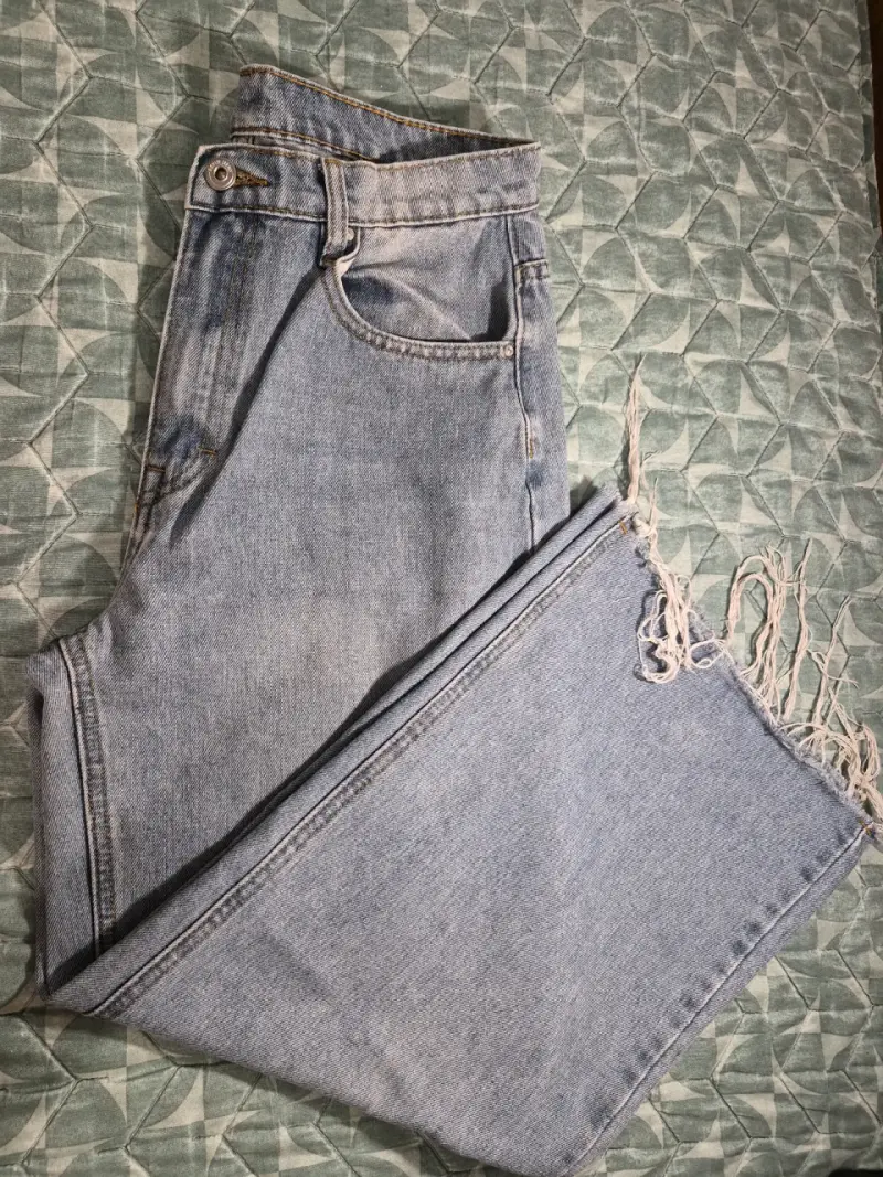 Jeans de mezclilla azul claro con flecos - 1