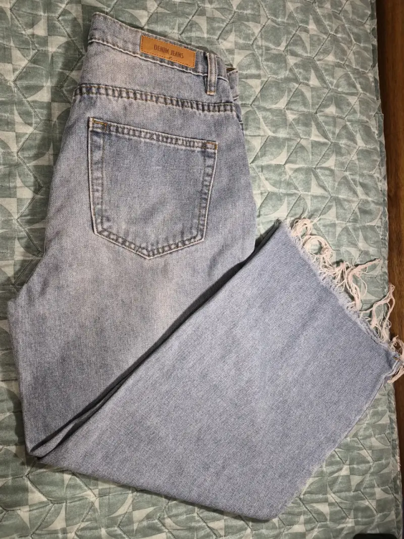 Jeans de mezclilla azul claro con flecos - 2