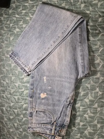 Jeans de mezclilla zara azul claro desgastados - miniatura 1