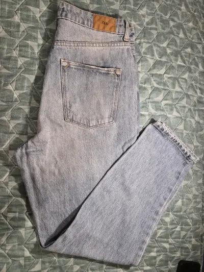 Jeans de mezclilla zara azul claro desgastados - miniatura 2