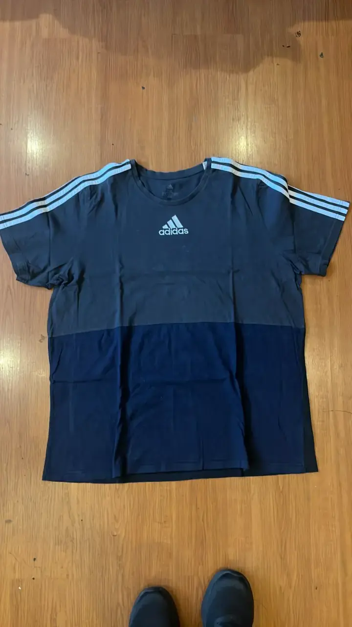 Polera Adidas azul con franjas blancas