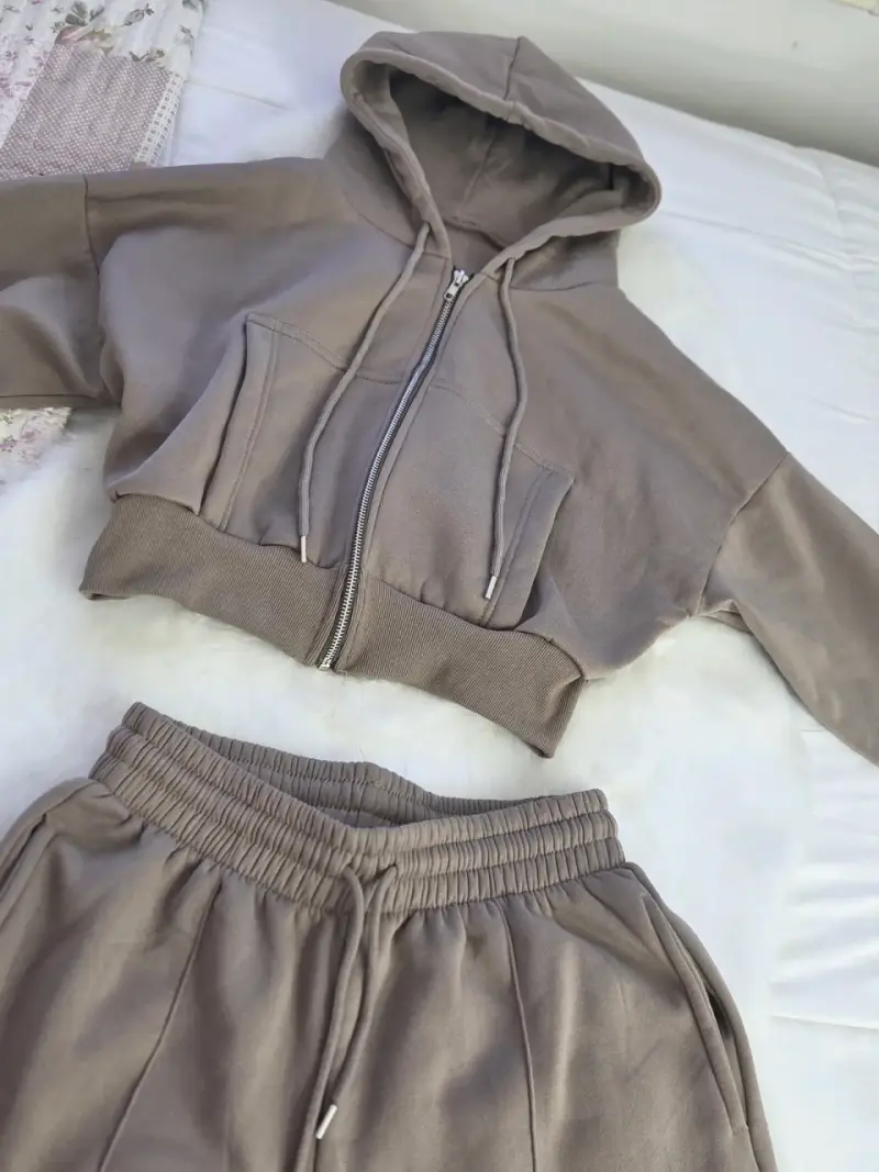 Conjunto de buzo deportivo beige unisex
