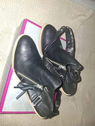 Sandalias negras de cuero con tachas Pollini - miniatura 3
