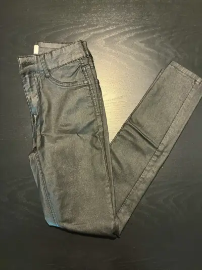 Jeans ajustados negros efecto cuerina para mujer - miniatura 1