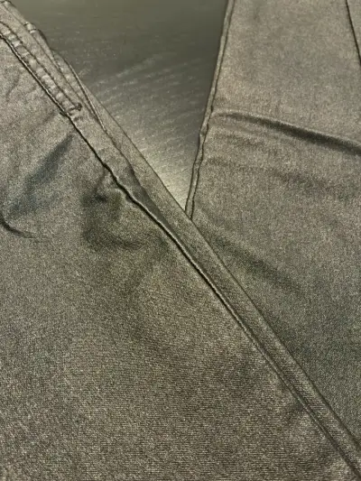 Jeans ajustados negros efecto cuerina para mujer - miniatura 2