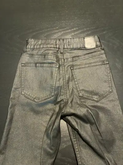Jeans ajustados negros efecto cuerina para mujer - miniatura 3