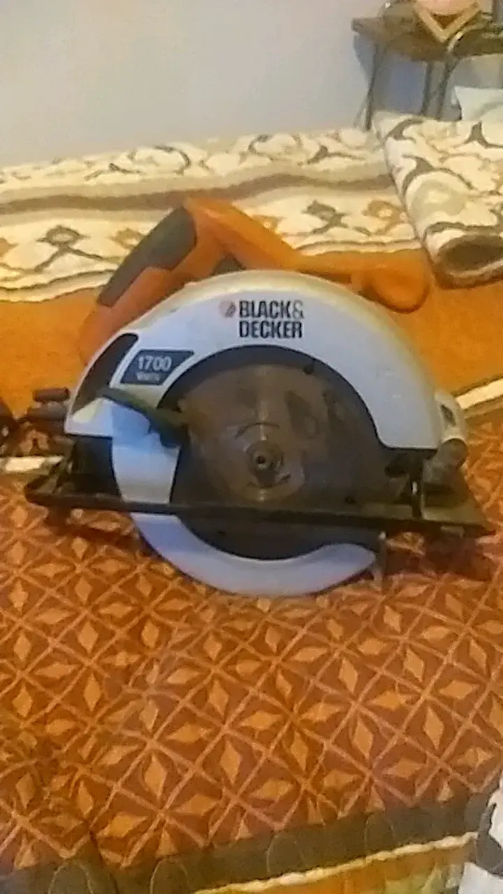 Sierra circular Black & Decker 1700W usada