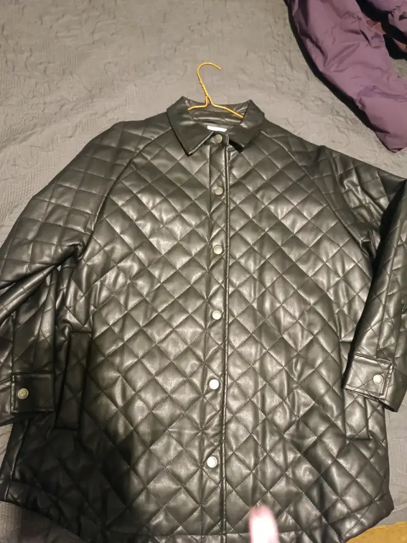 Chaqueta acolchada negra de cuero sintético para hombre - 1