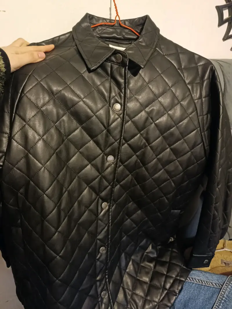 Chaqueta acolchada negra de cuero sintético para hombre - 2