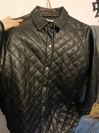 Chaqueta acolchada negra de cuero sintético para hombre - miniatura 2