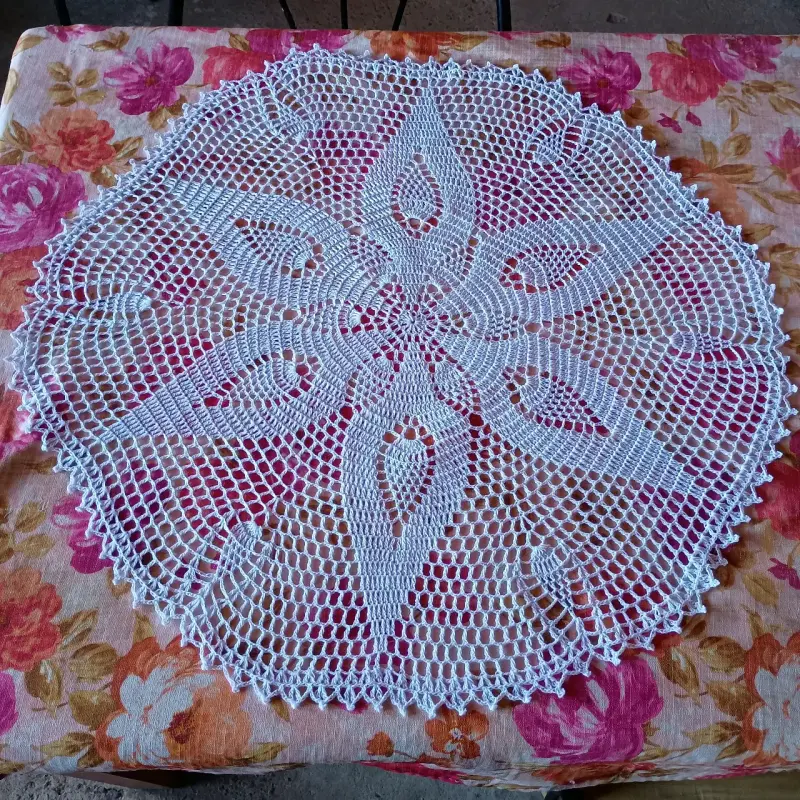 Tapete de crochet blanco hecho a mano