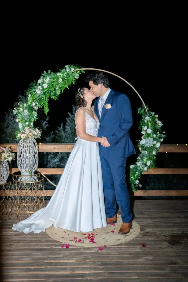Vestido de novia blanco con encaje elegante - 1