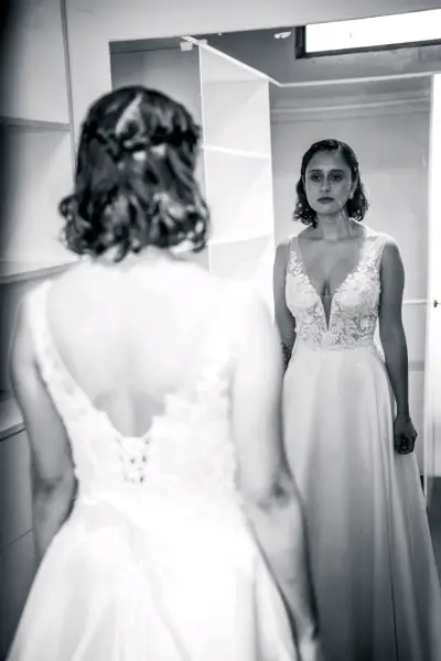 Vestido de novia blanco con encaje elegante - miniatura 2