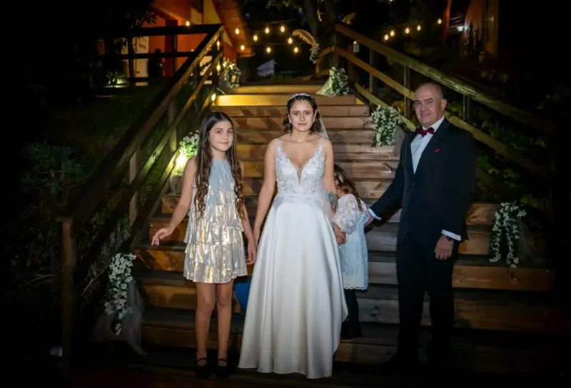 Vestido de novia blanco con encaje elegante - 3