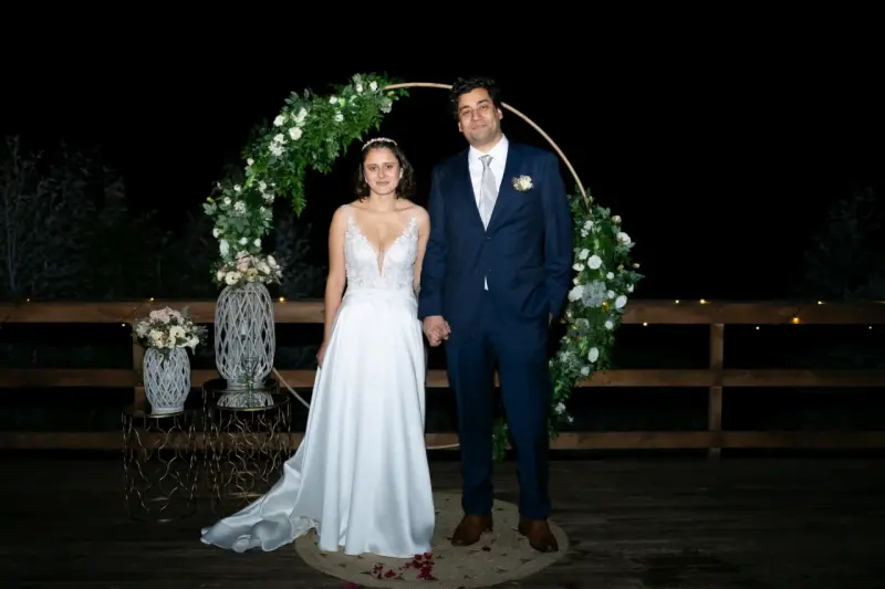 Vestido de novia blanco con encaje elegante - 4