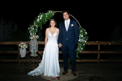 Vestido de novia blanco con encaje elegante - miniatura 4