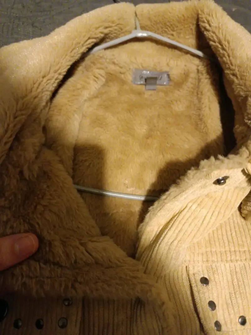 Chaqueta de pana beige con forro de piel sintética - 2