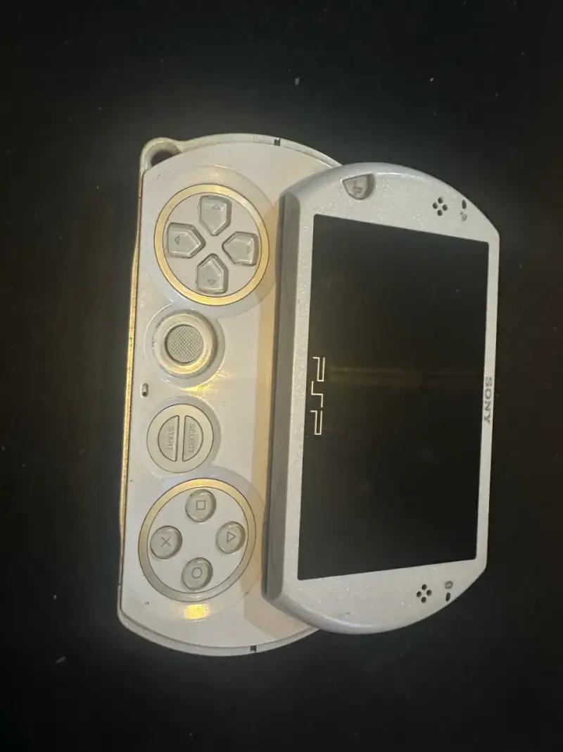 Consola portátil Sony PSP Go blanca - 1