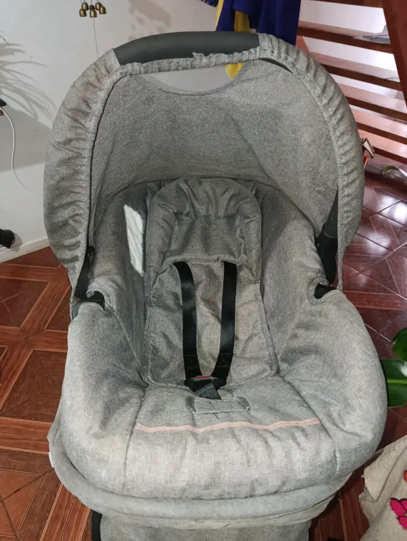Coche de bebé gris con estructura ajustable - 1