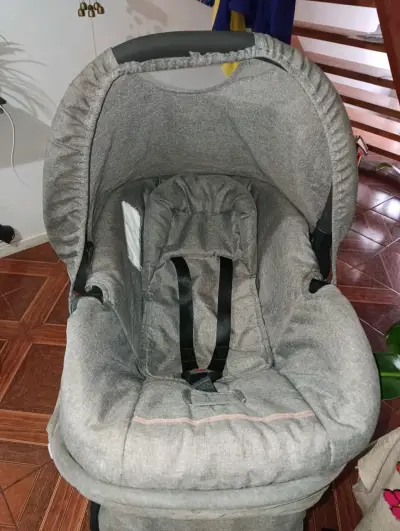 Coche de bebé gris con estructura ajustable - miniatura 1