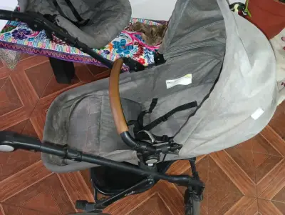 Coche de bebé gris con estructura ajustable - miniatura 2