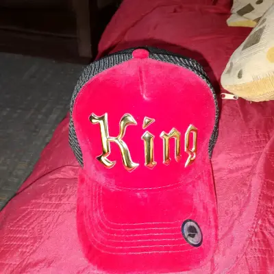 Gorra roja con diseño 'King' en dorado - miniatura 1