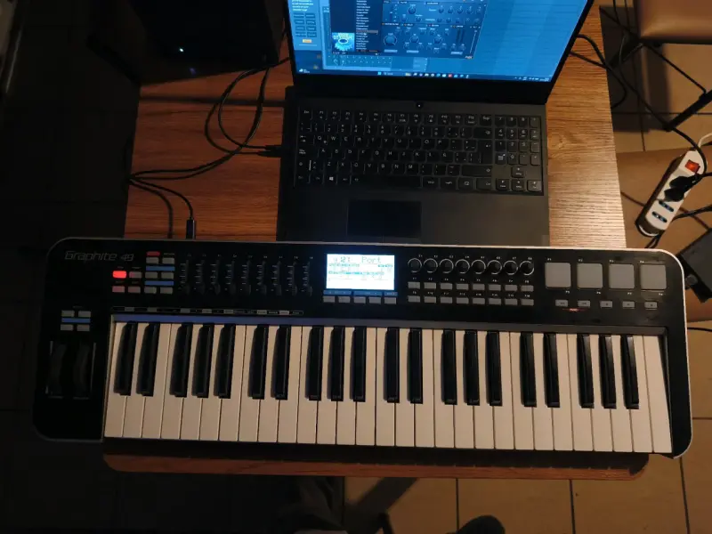 Teclado MIDI Samson Graphite 49 Controlador - 1